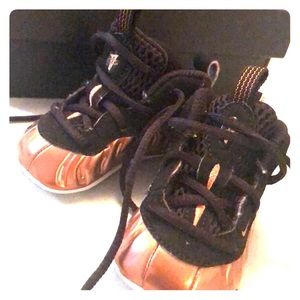 Black and Metallic Nike lil posited one . Size 2